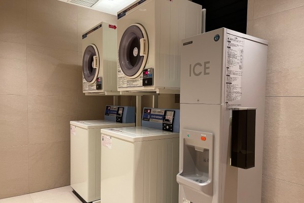 コインランドリー室と製氷機